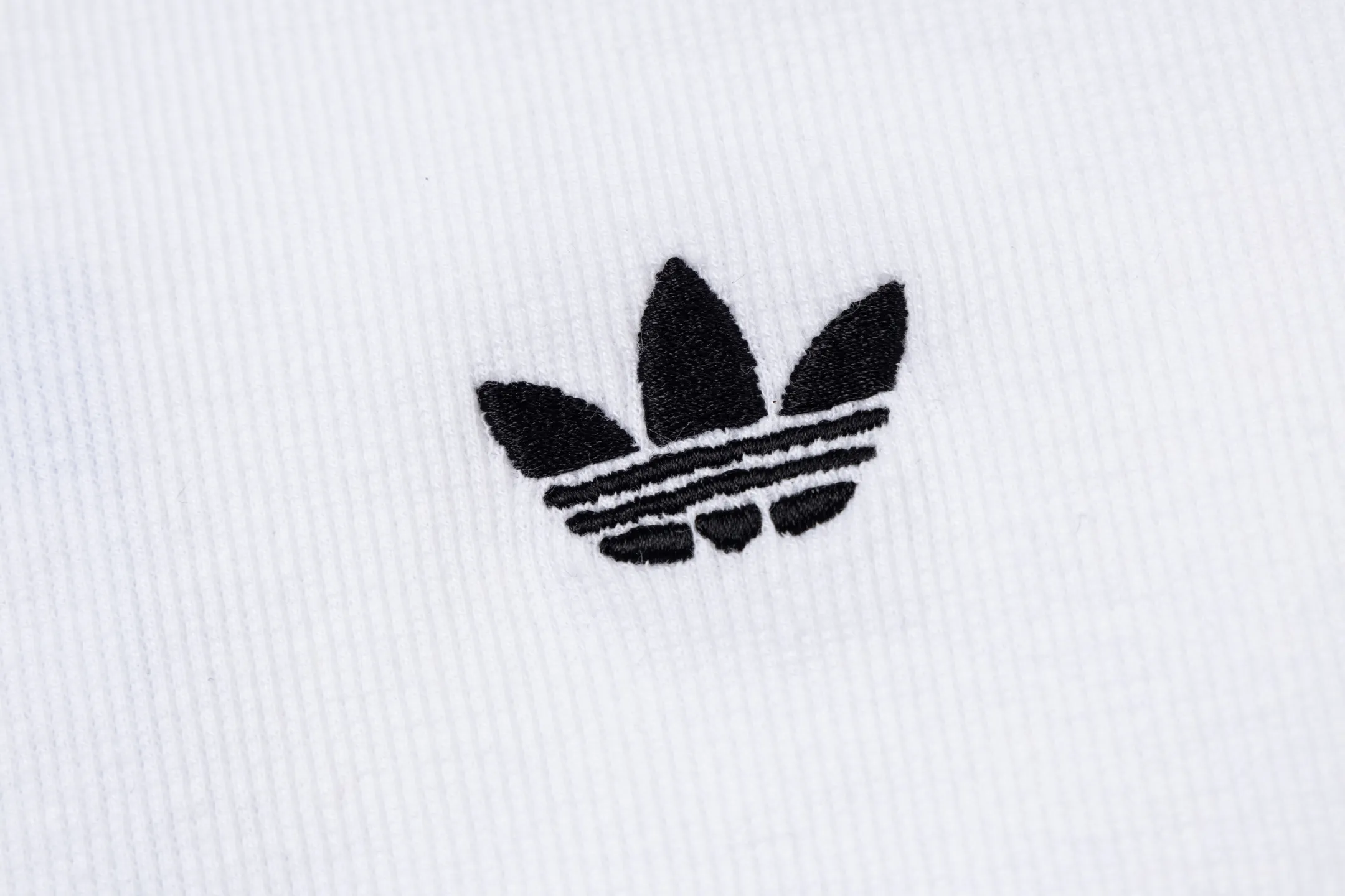 adidas clover slim short-sleeved T-shirt Classic White with Black three stripes, simple and recognizable✨. The knitted fabric is Breathable and skin-friendly, making it super comfortable to wear in spring and summer! The short slim fit easily shows off your body curves, and the round neck design is Versatile, suitable for daily leisure or sports. Pair it with a high-waisted skirt and jeans to easily achieve a cool or retro sporty look. It is a must-have and practical item in your wardrobe! Style number: A 178# Color: White Pink Size: M L XL XXL